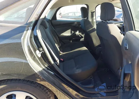 2015 Ford Focus S z USA, uszkodzony, nr VIN 1FADP3E2XFL228920